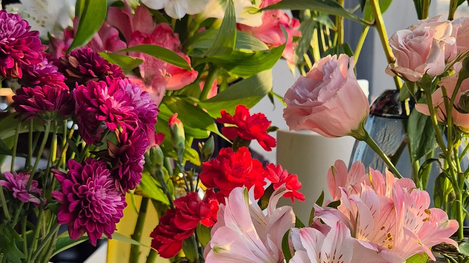 Seasonal flowers in several colours at Mahina Vegan Table