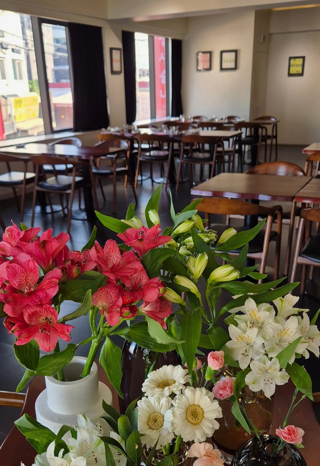 The Mahina Vegan Table interior with seasonal flowers and wooden tables