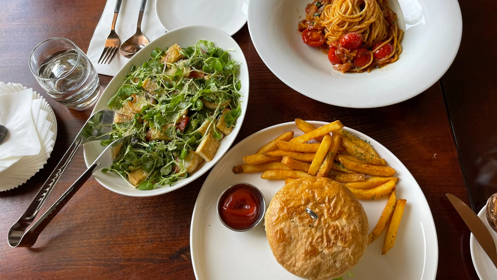 さまざまな植物性料理が並ぶMahina Vegan Tableのテーブル