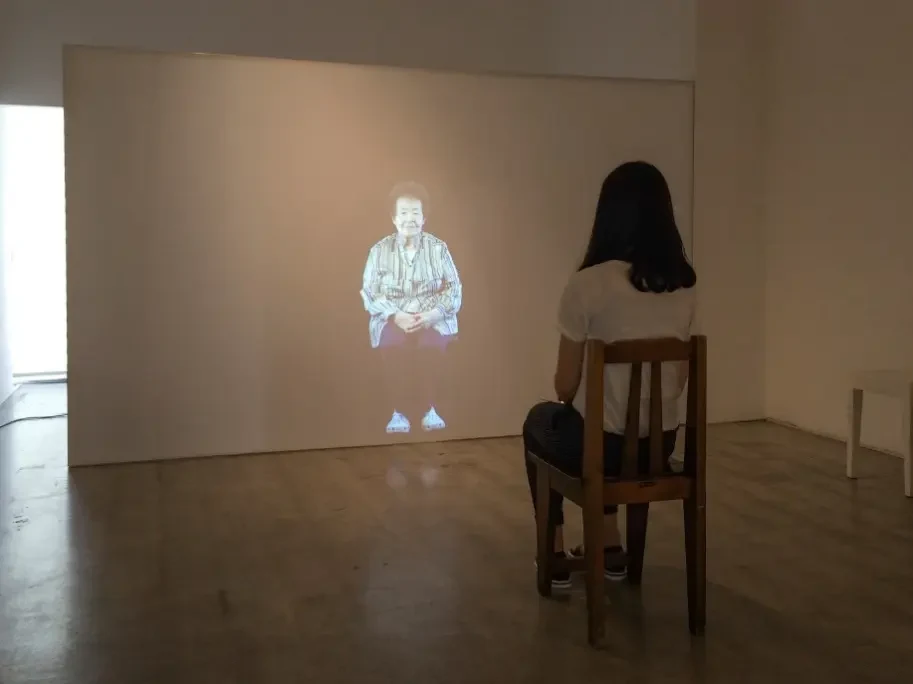 A visitor encountering a work in Kim Hongrok's third solo exhibition