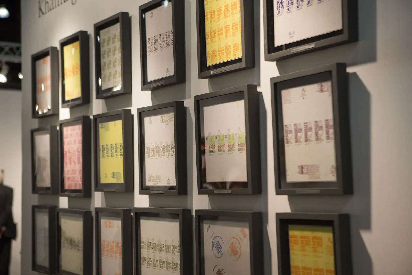Série „McDonald’s“ umělce Kim Hongrok instalovaná na LA Art Show v roce 2014