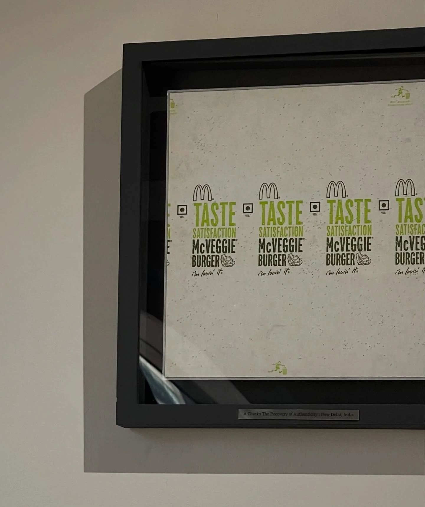 Dílo Nové Dillí umělce Kim Hongrok vystavené v Mahina Vegan Table