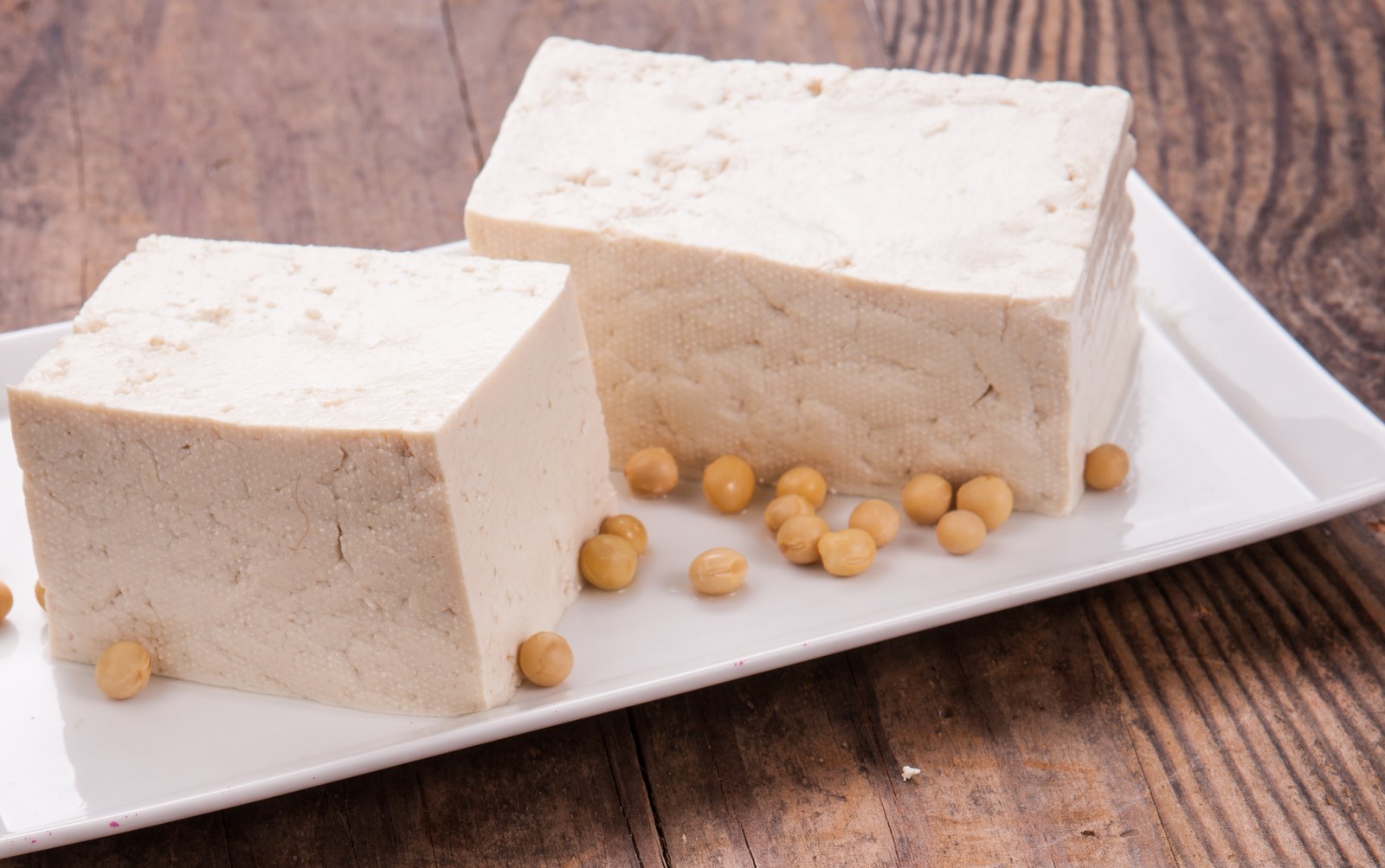 Tauhu dan kacang soya di atas pinggan