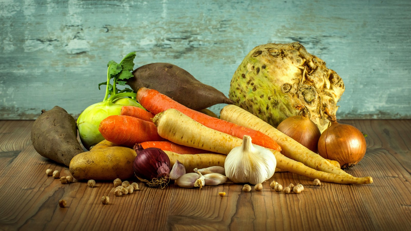 Pelbagai sayur-sayuran di atas meja kayu