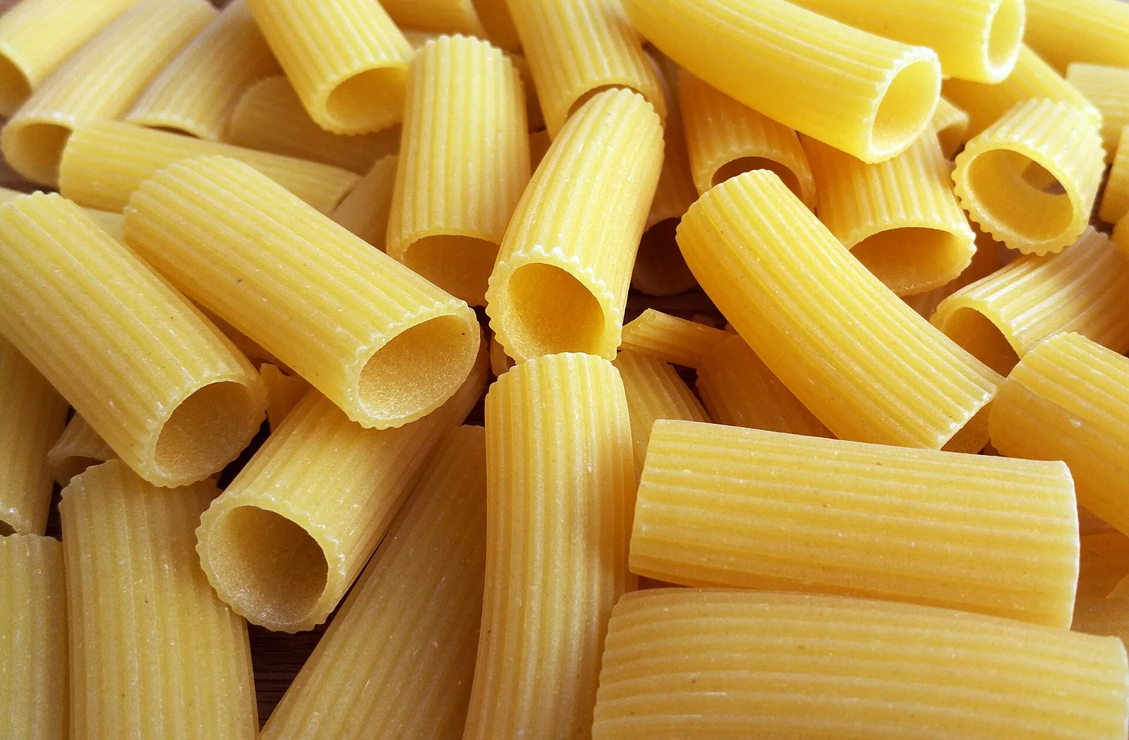 Rigatoni with pronounced ridges and straight-cut ends