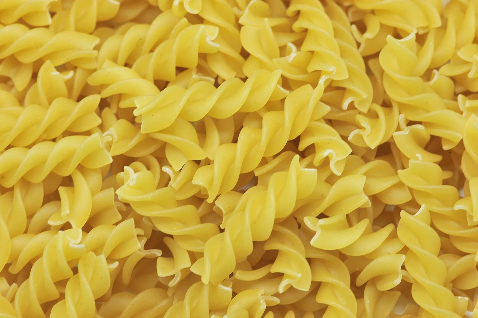 Dried fusilli with tightly spaced spirals
